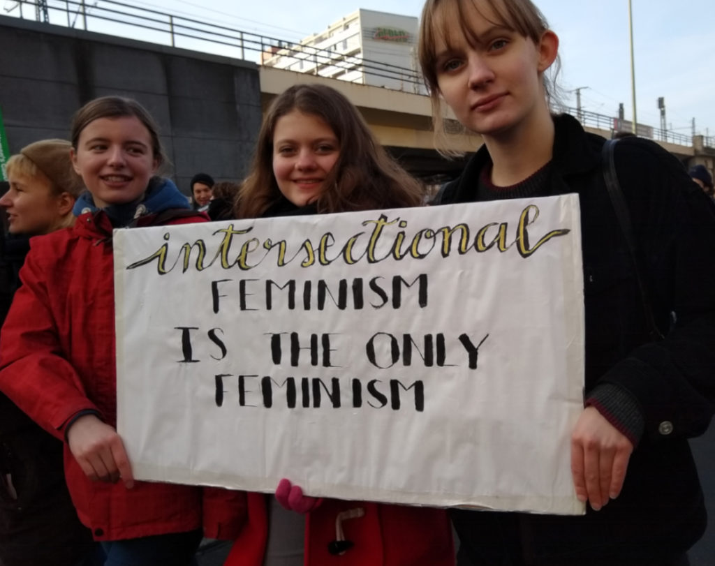 Foto vom Women’s March 19.01.2019 in Berlin, 3 junge (weiße) Frauen* tragen gemeinsam ein Schild mit der Aufschrift: intersectional feminism is the only feminism (Intersektionaler Feminismus ist der einzige Feminismus)